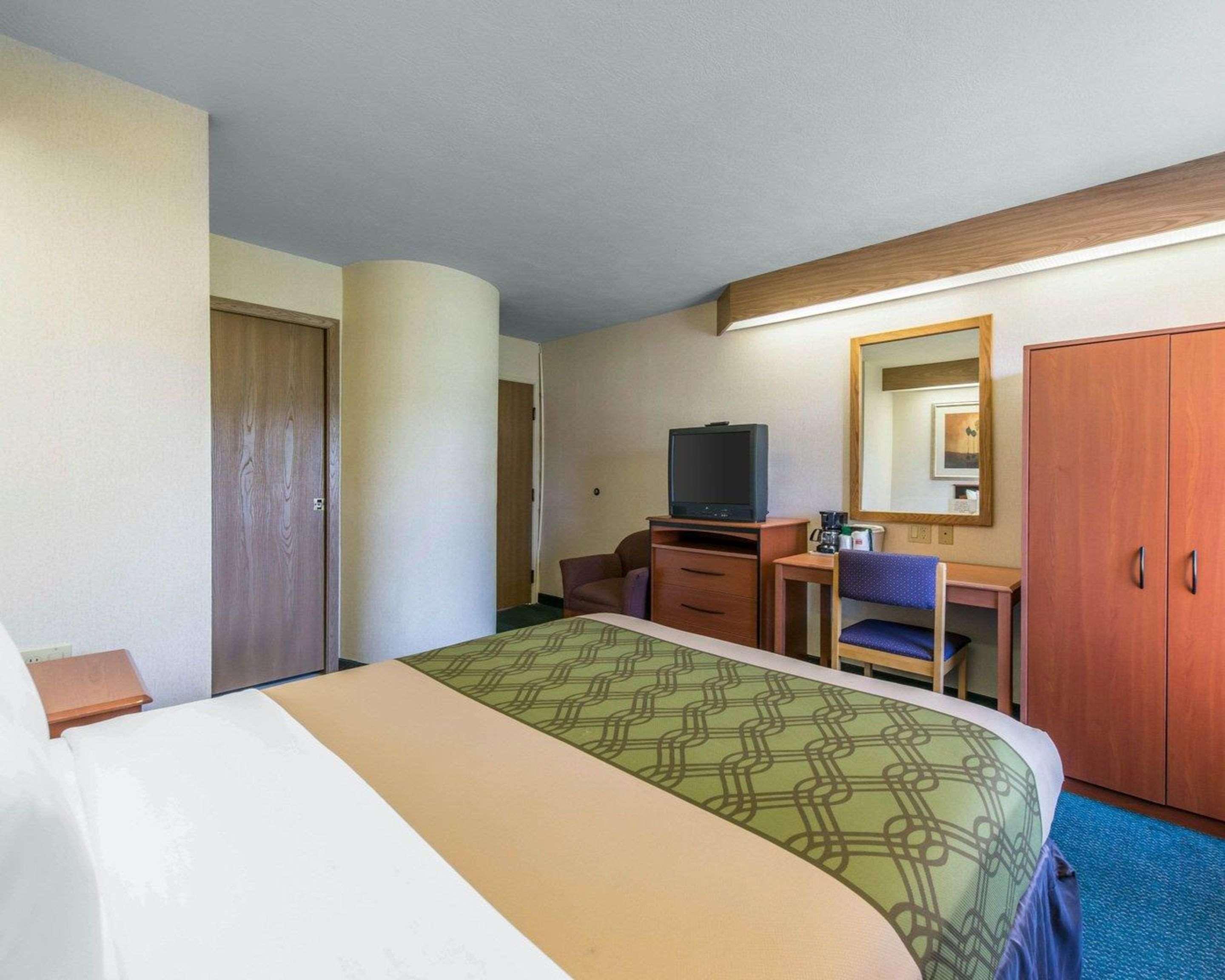Econo North Academy Lodge *