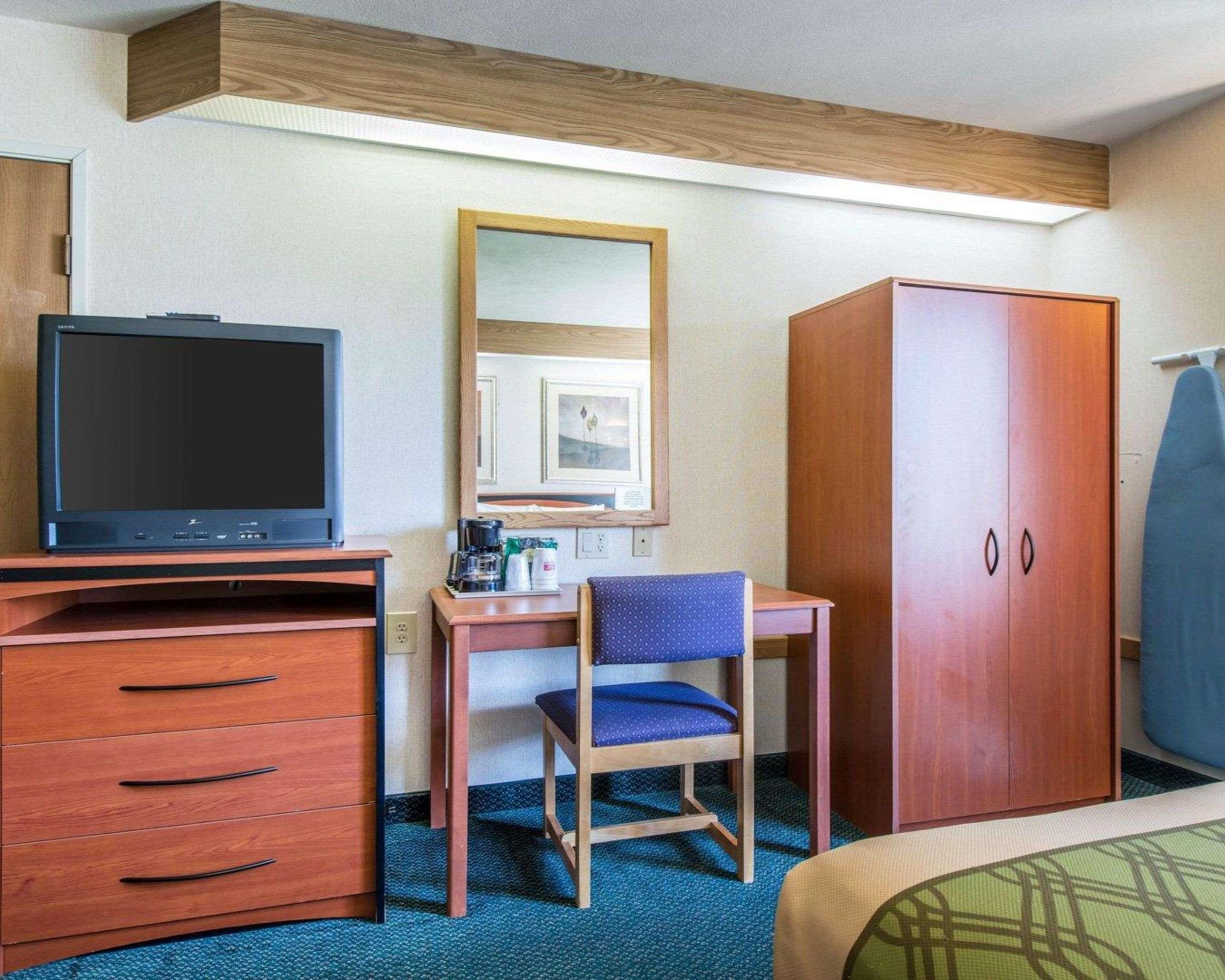 Econo North Academy Lodge